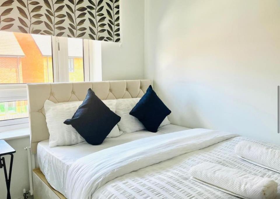 Ashford Retreat - Luxury Home With Double Parking Bagian luar foto